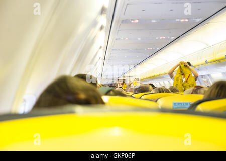 An Bord von Ryanair-Flug vom Flughafen London Stansted nach Carcassonne, Südfrankreich. Luft-Steward, Sicherheitsinformationen auf Sitz. Stockfoto