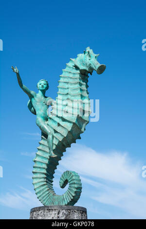 "Junge auf das Seepferdchen" Skulptur von Rafael Zamarripa am Malecon in Puerto Vallarta, Jalisco, Mexiko. Stockfoto