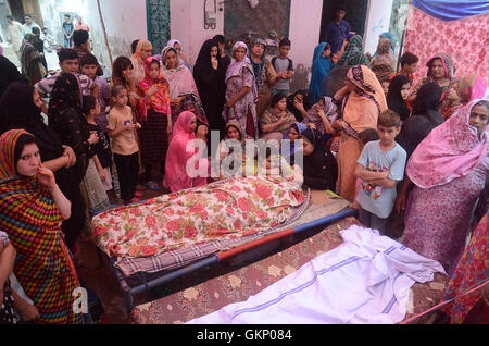 Lahore, Pakistan. 21. August 2016. (Anmerkung des Herausgebers: Bild zeigt Tod) Pakistanischen Verwandten trauern neben den Leichen, die verloren gingen ihr Leben während der alten Gebäude in der Nähe von historischen Wazir Khan Moschee Dehli Tor in Lahore eingestürzten. Fünf Menschen wurden getötet und acht weitere verletzt, als das Dach eines Hauses während einer Hochzeitszeremonie in Lahore am Sonntag eingestürzt, berichteten lokale Medien. Bildnachweis: Rana Sajid Hussain/Pacific Press/Alamy Live-Nachrichten Stockfoto