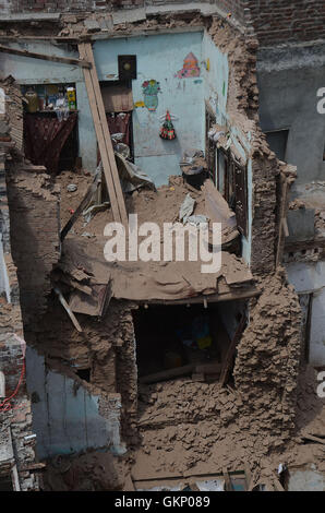 Lahore, Pakistan. 21. August 2016. Ein Blick auf das alte Gebäude stürzte in der Nähe von historischen Wazir Khan Moschee Dehli Tor in Lahore. Fünf Menschen wurden getötet und acht weitere verletzt, als das Dach eines Hauses während einer Hochzeitszeremonie in Lahore am Sonntag eingestürzt, berichteten lokale Medien. Bildnachweis: Rana Sajid Hussain/Pacific Press/Alamy Live-Nachrichten Stockfoto