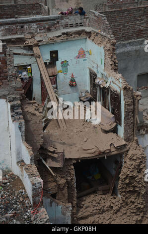 Lahore, Pakistan. 21. August 2016. Ein Blick auf das alte Gebäude stürzte in der Nähe von historischen Wazir Khan Moschee Dehli Tor in Lahore. Fünf Menschen wurden getötet und acht weitere verletzt, als das Dach eines Hauses während einer Hochzeitszeremonie in Lahore am Sonntag eingestürzt, berichteten lokale Medien. Bildnachweis: Rana Sajid Hussain/Pacific Press/Alamy Live-Nachrichten Stockfoto