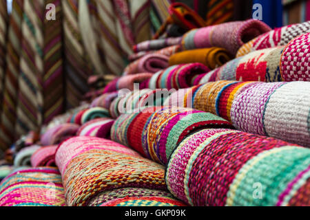 Nahaufnahme eines traditionellen peruanischen Textilien für den Verkauf auf dem Markt von Pisac Stockfoto