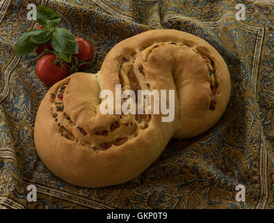 Bereich "Bianco weiße Perle, mit gebratenen Tomaten, Knoblauch, italienische Käse-Mischung und Basilikum. Stockfoto