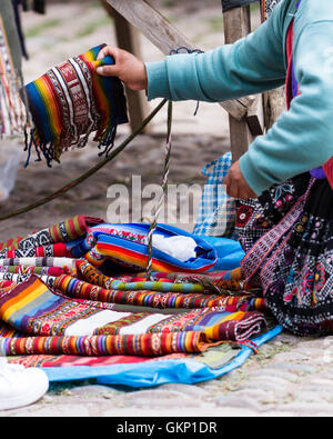 Nahaufnahme eines traditionellen peruanischen Textilien für den Verkauf auf dem Markt von Pisac Stockfoto