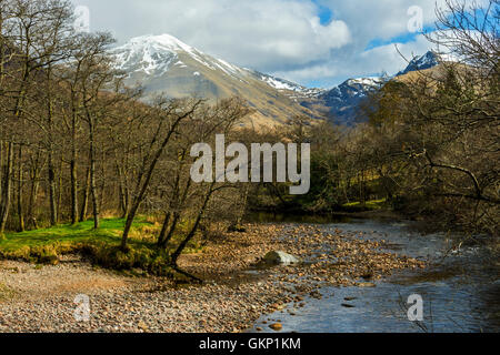 Sgurr ein "Mhàim in das Mamore-Gebirge und dem Fluss Nevis, Glen Nevis, in der Nähe von Fort William, Schottland, Großbritannien Stockfoto