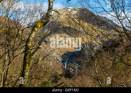 Steall Wasserfall und der Gipfel An Gearanach aus den Fußweg durch die Nevis Schlucht, Glen Nevis, in der Nähe von Fort William, Schottland, Großbritannien Stockfoto