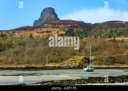 Der Sgurr Eigg von den kleinen Inseln der Fähre "Lochnevis" auf der Insel Eigg, Inneren Hebriden, Schottland, UK Stockfoto