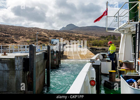 Die kleinen Inseln Fähre "Lochnevis" Andocken an der Pier am Loch Scrisort, Kinloch, Isle of Rum, Inneren Hebriden, Schottland, Vereinigtes Königreich Stockfoto