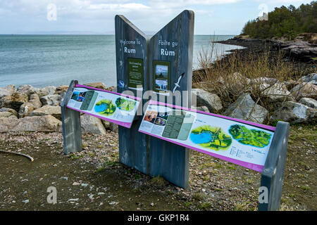 Informationstafeln an der Fähranlegestelle am Loch Scresort, Kinloch, Isle of Rum, Inneren Hebriden, Schottland, Vereinigtes Königreich Stockfoto