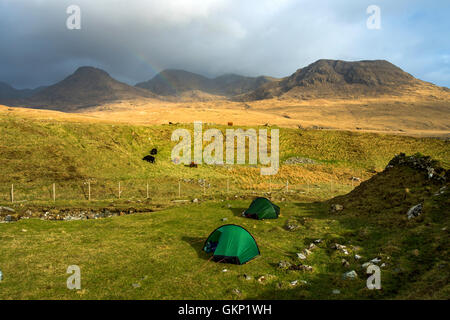 Zwei Hilleberg Akto solo-Rücken-Packung Zelte bei Harris Bay, UK, Schottland, Isle of Rum. Der Rum Cuillin Hills hinter. Stockfoto