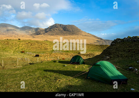 Zwei Hilleberg Akto solo-Rücken-Packung Zelte bei Harris Bay, UK, Schottland, Isle of Rum. Ruinsival in den Rum Cuillin Hills hinter. Stockfoto