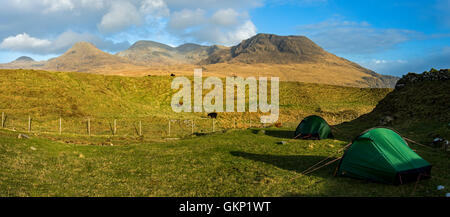 Zwei Hilleberg Akto solo-Rücken-Packung Zelte bei Harris Bay, UK, Schottland, Isle of Rum. Der Rum Cuillin Hills hinter. Stockfoto