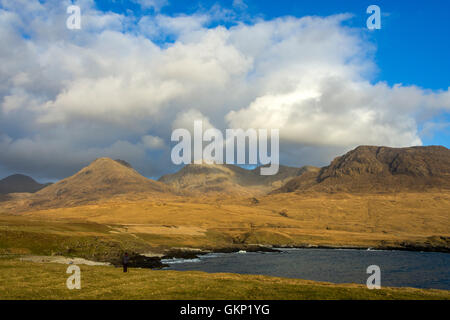 Der Rum Cuillin Hills über Harris Bay, UK, Schottland, Isle of Rum. Stockfoto