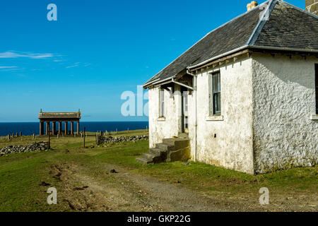 Harris-Lodge und das Bullough Mausoleum, Harris Bay, Insel Rum, Schottland. Stockfoto