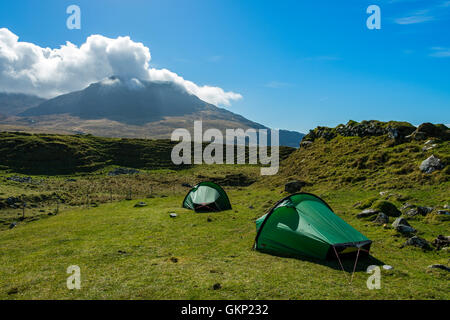 Zwei Hilleberg Akto solo-Rücken-Packung Zelte bei Harris Bay, UK, Schottland, Isle of Rum. Ruinsival in den Rum Cuillin Hills hinter. Stockfoto