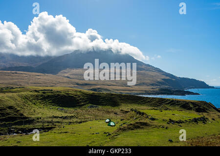 Ruinsival in den Rum Cuillin Hills über Harris Bay, UK, Schottland, Isle of Rum. Zwei kleine Back-Packer Zelten im Vordergrund. Stockfoto