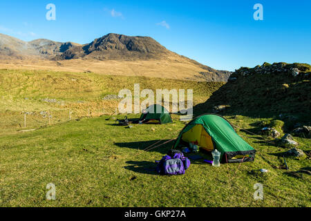 Zwei Hilleberg Akto solo-Rücken-Packung Zelte bei Harris Bay, UK, Schottland, Isle of Rum. Ruinsival in den Rum Cuillin Hills hinter. Stockfoto