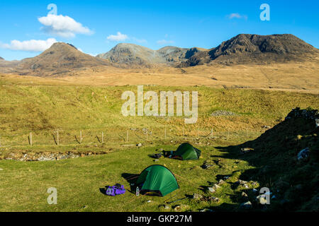 Zwei Hilleberg Akto solo-Rücken-Packung Zelte bei Harris Bay, UK, Schottland, Isle of Rum. Der Rum Cuillin Hills hinter. Stockfoto