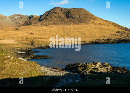 Ruinsival in den Rum Cuillin Hills über Harris Bay, UK, Schottland, Isle of Rum. Stockfoto