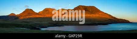 Der Rum Cuillin Hills über Harris Bay bei Sonnenuntergang, Isle of Rum, Schottland, Großbritannien. Stockfoto