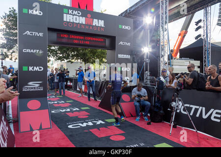 Kopenhagen, Dänemark. 21. August 2016, Triathlet Igor Amorelli überqueren der Ziellinie als 5. bei Männern ist in 08:13:02 bei KMD Ironman Kopenhagen 2016 Credit: Oliver Förstner/Alamy Live News Stockfoto