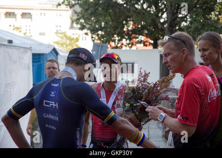 Kopenhagen, Dänemark. 21. August 2016, 3. Fabio Carvalho und der 5. Igor Amorelli bei Männern ist nach Beendigung der KMD Ironman Kopenhagen 2016 Kredit: Oliver Förstner/Alamy Live News Stockfoto