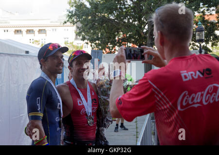 Kopenhagen, Dänemark. 21. August 2016, 3. Fabio Carvalho und der 5. Igor Amorelli bei Männern ist nach Beendigung der KMD Ironman Kopenhagen 2016 Kredit: Oliver Förstner/Alamy Live News Stockfoto