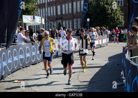 Kopenhagen, Dänemark. 21. August 2016, Triathleten in der Innenstadt an der KMD Ironman Kopenhagen 2016 Kredit laufen: Oliver Förstner/Alamy Live News Stockfoto