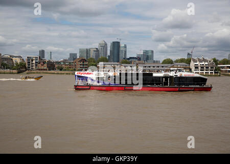 Greenwich, London, UK. 21. August 2016. Citycruises ist voll mit Menschen auf der Themse in Greenwich Credit: Keith Larby/Alamy Live News Stockfoto