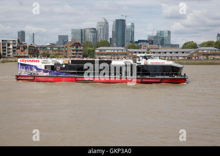 Greenwich, London, UK. 21. August 2016. Citycruises ist voll mit Menschen auf der Themse in Greenwich Credit: Keith Larby/Alamy Live News Stockfoto