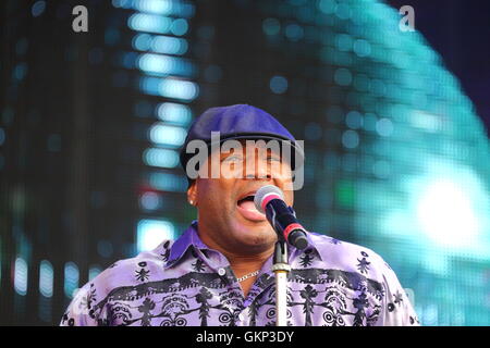 Rückspulen Sie zu, Festival, Henley-on-Thames, Oxfordshire, Vereinigtes Königreich. Die Erde, Wind & Feuer Erfahrung Feat. Die Al Mckay All Stars. Musik an seine besten © Uwe Deffner/Alamy Live News Bildnachweis: Uwe Deffner/Alamy Live News Stockfoto