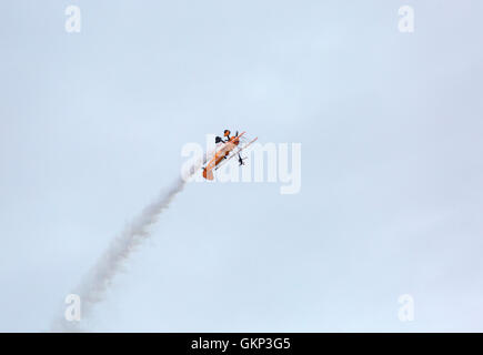 Bournemouth, Großbritannien. August 2016. Breitling Wingwalkers Wing Walkers treten beim Bournemouth Air Festival, Bournemouth, Großbritannien, auf. Die Breitling Wingwalkers sind seitdem die AeroSuperBatics Wingwalkers. Quelle: Carolyn Jenkins/Alamy Live News Stockfoto