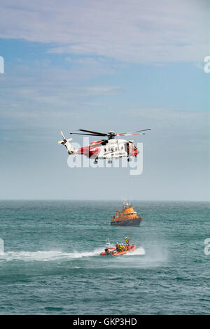 Mousehole, Cornwall, UK. 21. August 2016. Nach einer Woche der Tragödien um die UK-Küste und heroischen Rettungen durch die RNLI und der Küstenwache zeigen das Penlee Rettungsboot und Küstenwache Hubschrauber ihre Fähigkeiten für den jährlichen Fundraising Rettungsboot Tag am Mousehole in Cornwall. Bildnachweis: Simon Maycock/Alamy Live-Nachrichten Stockfoto