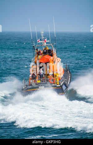 Mousehole, Cornwall, UK. 21. August 2016. Nach einer Woche der Tragödien um die UK-Küste und heroischen Rettungen durch die RNLI und der Küstenwache zeigen das Penlee Rettungsboot und Küstenwache Hubschrauber ihre Fähigkeiten für den jährlichen Fundraising Rettungsboot Tag am Mousehole in Cornwall. Bildnachweis: Simon Maycock/Alamy Live-Nachrichten Stockfoto