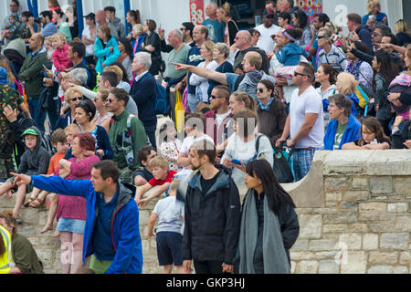 Bournemouth, UK. 21. August 2016. Nach schlechtem Wetter der letzten zwei Tage Störungen Horden von Besuchern Kopf nach Bournemouth Beach für den Finaltag der Bournemouth Air Festival, wo das Wetter überwiegend gut war, und der Flug zeigt um fast zu planen. Menschenmassen beobachten Sie die Action Credit: Carolyn Jenkins/Alamy Live News Stockfoto