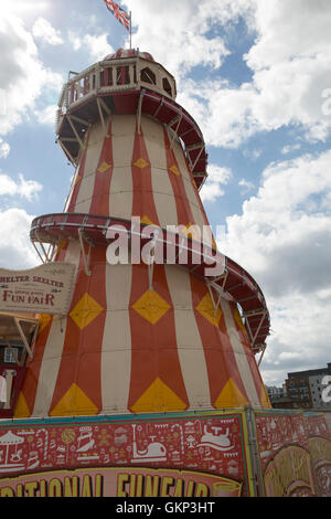 Greenwich, London, UK. 21. August 2016, Familien genießen die Helter Skelter neben der Cutty Sark in Greenwic Credit: Keith Larby/Alamy Live News Stockfoto