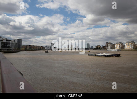 Greenwich, London, UK. 21. August 2016, Sonnenschein über den Fluss Themse in Greenwic Credit: Keith Larby/Alamy Live-Nachrichten Stockfoto