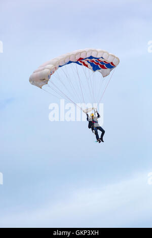 Bournemouth, UK. 21. August 2016. Die Tiger Freefall Fallschirm Team in Bournemouth Air Festival 2016 Credit: Carolyn Jenkins/Alamy leben Nachrichten Stockfoto