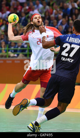 Rio De Janeiro, Brasilien. 21. August 2016. Mikkel Hansen (L) von Dänemark und Adrien Dipanda Frankreichs in Aktion während der Männer Gold Medal Match match zwischen Dänemark und Frankreich der Handball-Events während der Rio Olympischen Spiele 2016 in Rio De Janeiro, Brasilien, 21. August 2016. Foto: Lukas Schulze/Dpa/Alamy Live News Stockfoto