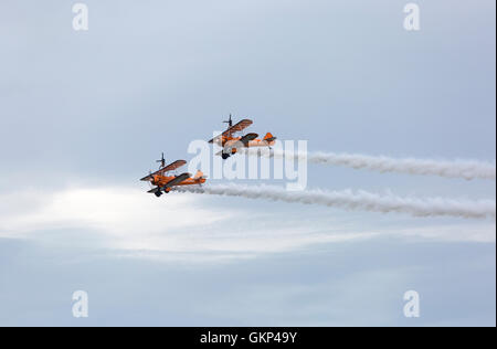 Bournemouth, Großbritannien. 21. August 2016. Breitling Wingwalkers Wing Walkers treten beim Bournemouth Air Festival, Bournemouth, Großbritannien, auf. Die Breitling Wingwalkers sind seitdem die AeroSuperBatics Wingwalkers. Quelle: Carolyn Jenkins/Alamy Live News Stockfoto