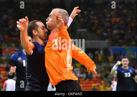 Rio De Janeiro, Brasilien. 21. August 2016. Goalkeper Thierry Omeyer (R) von Frankreich feiert mit Adrien Dipanda während die Männer Gold Medal Match Match zwischen Dänemark und Frankreich der Handball-Events während der Rio Olympischen Spiele 2016 in Rio De Janeiro, Brasilien, 21. August 2016. Foto: Lukas Schulze/Dpa/Alamy Live News Stockfoto