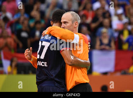 Rio De Janeiro, Brasilien. 21. August 2016. Goalkeeper Thierry Omeyer (R) und Adrien Dipanda von Frankreich reagiert nach dem Verlust der Männer Gold Medal Match Spiel zwischen Dänemark und Frankreich der Handball-Events während der Rio Olympischen Spiele 2016 in Rio De Janeiro, Brasilien, 21. August 2016. Foto: Lukas Schulze/Dpa/Alamy Live News Stockfoto