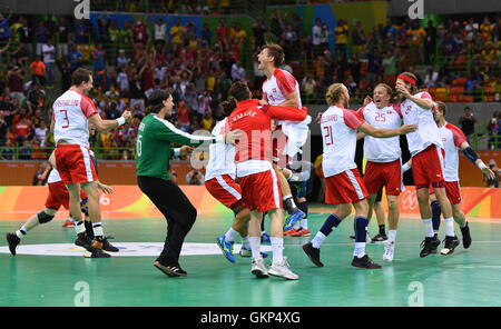 Rio De Janeiro, Brasilien. 21. August 2016. Dänemark-Spieler feiern nach dem Gewinn der Männer Gold Medal Match Match zwischen Dänemark und Frankreich der Handball-Events während der Rio Olympischen Spiele 2016 in Rio De Janeiro, Brasilien, 21. August 2016. Foto: Lukas Schulze/Dpa/Alamy Live News Stockfoto