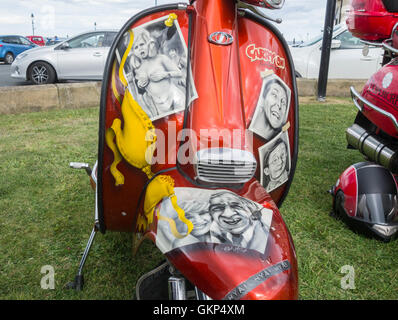 Whitby, North Yorkshire, England, UK, 21. August 2016. Wetter: Weiter unter dem Motto Lambretta Roller bei Roller-Rallye bei Whitby Regatta an einem herrlichen Sonntag an der Küste von North Yorkshire Stockfoto