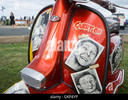 Whitby, North Yorkshire, England, UK, 21. August 2016. Wetter: Weiter unter dem Motto Lambretta Roller bei Roller-Rallye bei Whitby Regatta an einem herrlichen Sonntag an der Küste von North Yorkshire Stockfoto