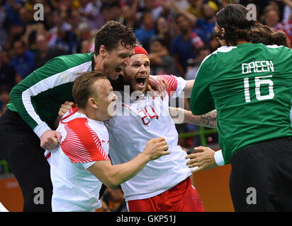 Rio De Janeiro, Brasilien. 21. August 2016. Dänemark mit Mikkel Hansen (C)-Spieler feiern nach dem Gewinn der Männer Gold Medal Match Match zwischen Dänemark und Frankreich der Handball-Events während der Rio Olympischen Spiele 2016 in Rio De Janeiro, Brasilien, 21. August 2016. Foto: Lukas Schulze/Dpa/Alamy Live News Stockfoto