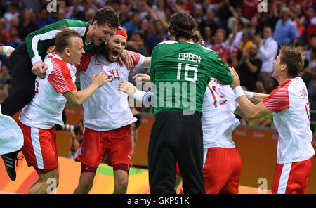 Rio De Janeiro, Brasilien. 21. August 2016. Dänemark-Spieler feiern nach dem Gewinn der Männer Gold Medal Match Match zwischen Dänemark und Frankreich der Handball-Events während der Rio Olympischen Spiele 2016 in Rio De Janeiro, Brasilien, 21. August 2016. Foto: Lukas Schulze/Dpa/Alamy Live News Stockfoto