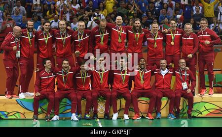 Rio De Janeiro, Brasilien. 21. August 2016. Während der Preisverleihung für die Herren Finale der Handball an den Rio Olympischen Spielen 2016 in Rio De Janeiro, Brasilien, am 21. August 2016 feiern Goldmedaillengewinner Dänemark Spieler und ihre Coahes. Bildnachweis: Lin Yiguang/Xinhua/Alamy Live-Nachrichten Stockfoto