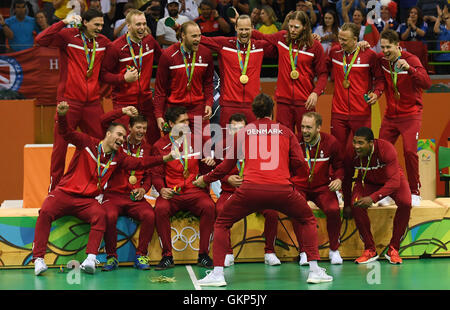 Rio De Janeiro, Brasilien. 21. August 2016. Goldmedaillengewinner Dänemark Spieler feiern während der Preisverleihung für die Herren Finale der Handball an den Rio Olympischen Spielen 2016 in Rio De Janeiro, Brasilien, am 21. August 2016. Bildnachweis: Lin Yiguang/Xinhua/Alamy Live-Nachrichten Stockfoto