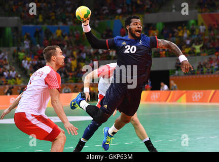 Rio De Janeiro, Brasilien. 21. August 2016. Casper Mortensen (L) von Dänemark und Cedric Sorhaindo (R) von Frankreich in Aktion während der Männer Gold Medal Match match zwischen Dänemark und Frankreich der Handball-Events während der Rio Olympischen Spiele 2016 in Rio De Janeiro, Brasilien, 21. August 2016. Foto: Lukas Schulze/Dpa/Alamy Live News Stockfoto